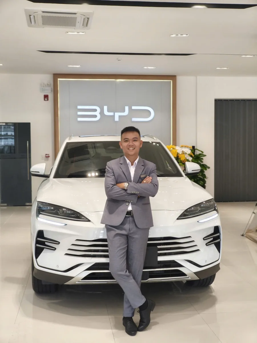 Đào Lê Công Thành — Tư vấn bán hàng Chi nhánh Công ty Cổ phần Ô tô Vinh An Phú – BYD Nha Trang, đứng trước xe BYD tại showroom