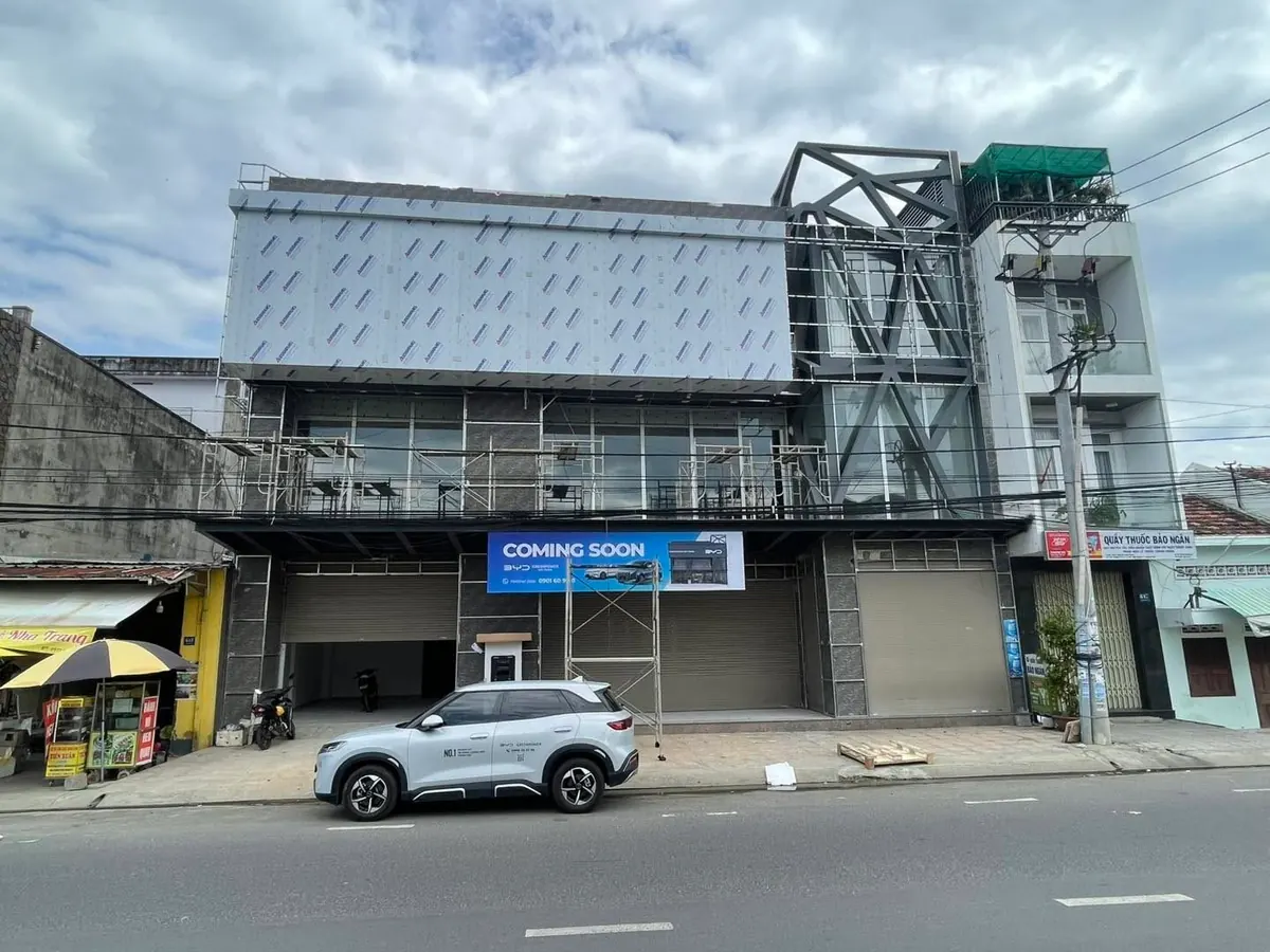 Trạm sạc nhanh DC 120kW trước showroom BYD Khánh Hoà, 645 Đường 23/10, Tây Nha Trang